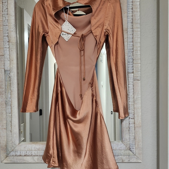 Selfie Leslie Northern Lights Long Sleeve Open Back Satin Mini Dress Bronze - Picture 8 of 9